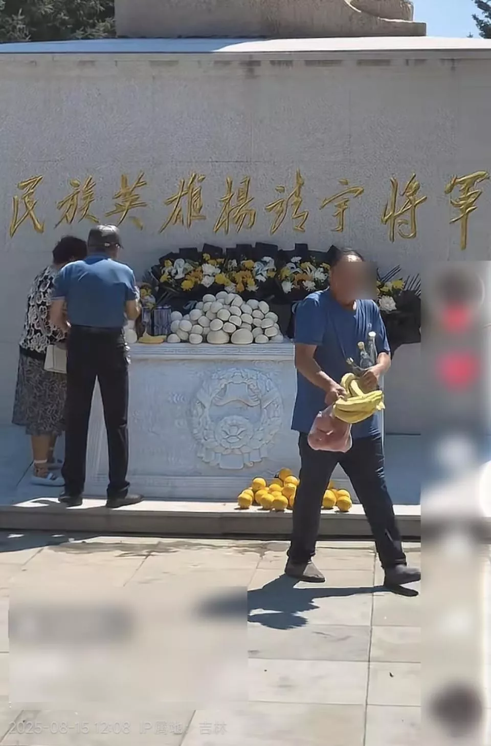 男子在杨靖宇将军雕像前“搬家式”拿供品,网友评价...