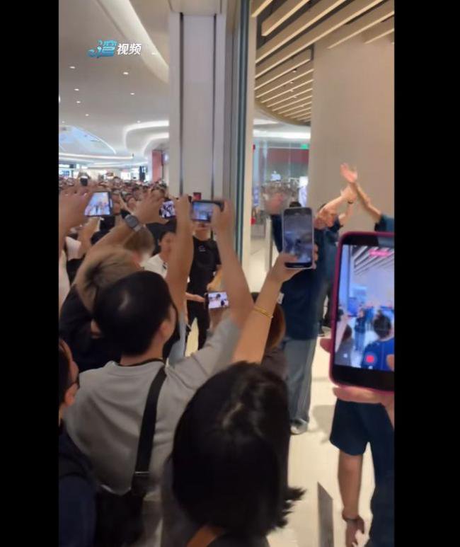 苹果中国又开一店 有人专程飞来排队26小时抢001 苹果中国又开一店 有人专程飞来排队26小时抢001
