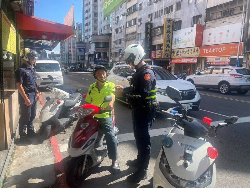 警方针对针对闯红灯等5大高肇因违规加强取缔。（警方提供）