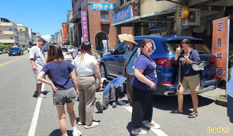 头城镇青云路今天中午发生机车相撞，路人目击车祸陆续停下脚步，上前关心骑士的伤势。（图由读者提供）