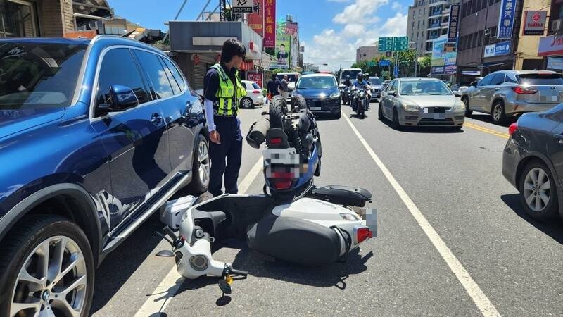头城镇青云路今天中午发生机车相撞，警方获报后到场处理。（图由读者提供）