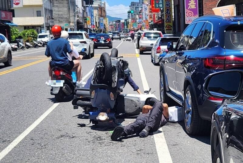 头城镇青云路今天中午发生机车相撞，事发后骑士倒地不起。（图由读者提供）