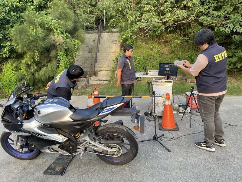 稽查人员针对车辆现场执行噪音检测。（图由高市环保局提供）