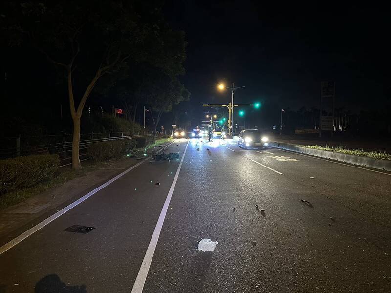 花莲凤林镇台九线与平和路口发生一起严重车祸，62岁吴姓男子骑微型电动二轮车，直接闯红灯跨越台九线的车道左转进入台九线，遭台九线上从北往南行驶的直行汽车撞上（民众提供）