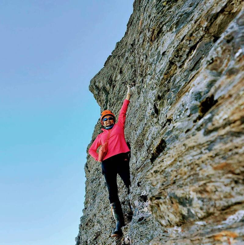桃园特搜义消大队助理干事詹雅筑具高山向导资格，她热爱山林，脸书常有登山攻顶贴文动态。（图撷取自詹雅筑脸书）