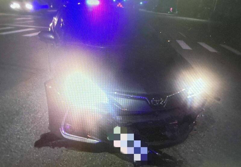 王姓男子昨晚开自小客车从路边起步，疑不慎和庄姓骑士撞上，庄男伤重不治，王男依过失致死移送法办。（图由民众提供）