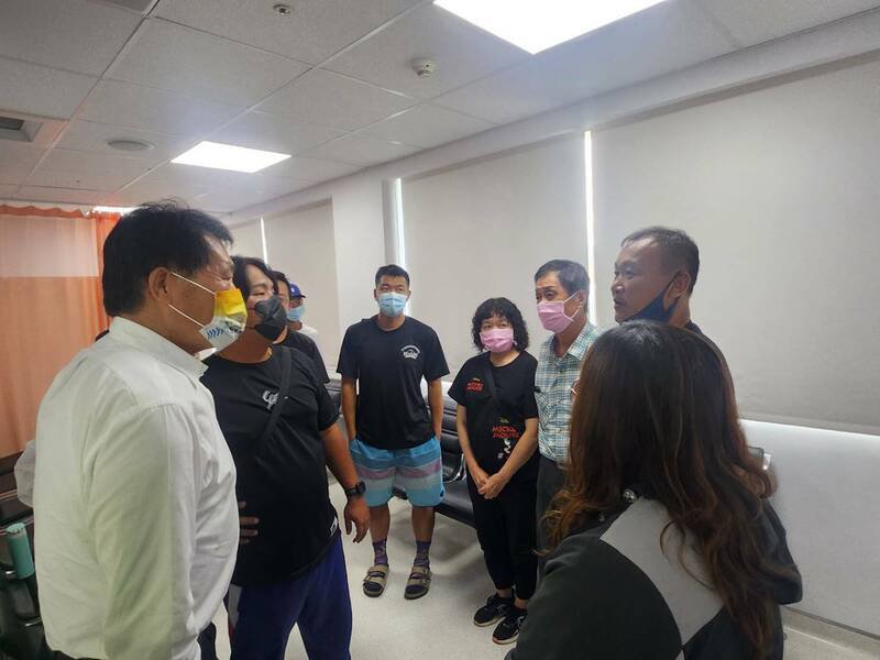 南市体育局长陈良干探视伤者并慰问家属。（台南市府提供）