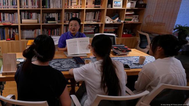 中国“Z世代”女性热捧百年“女书” 中国“Z世代”女性热捧百年“女书”