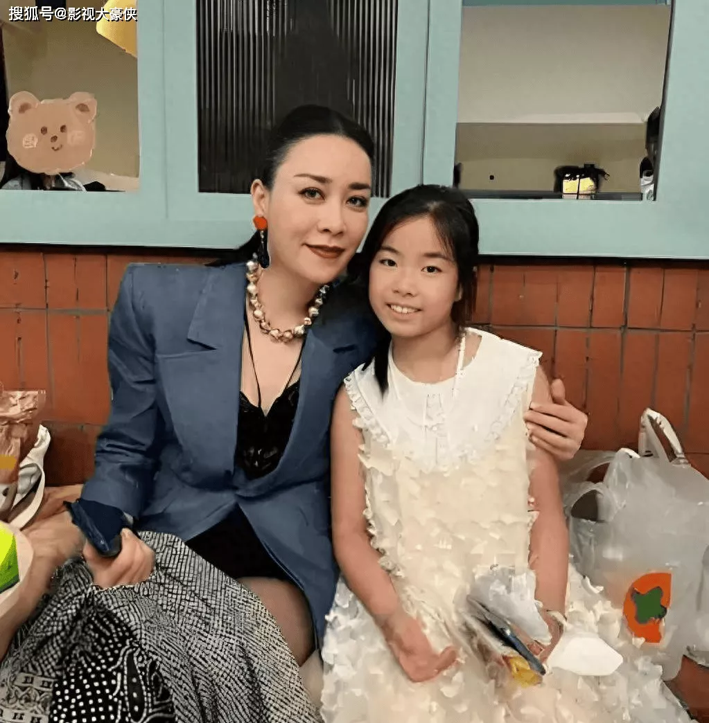 那英携18岁女儿亮相活动，小苹果金发个性