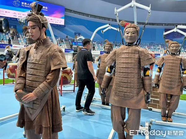 机器人扮成兵马俑跳舞!《秦俑魂》夺北京赛事冠军
