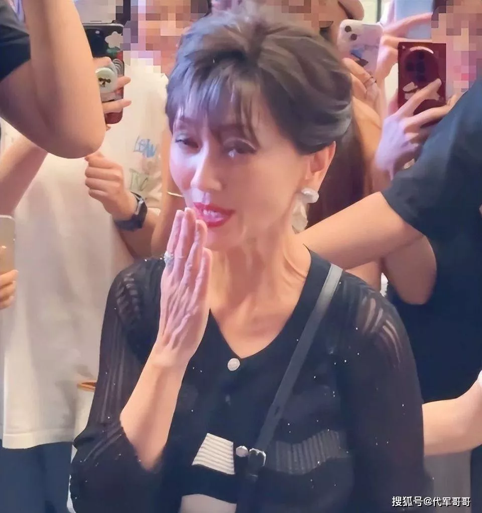 赵雅芝近照身材干瘪脸上画大浓妆，双眼无神显疲态