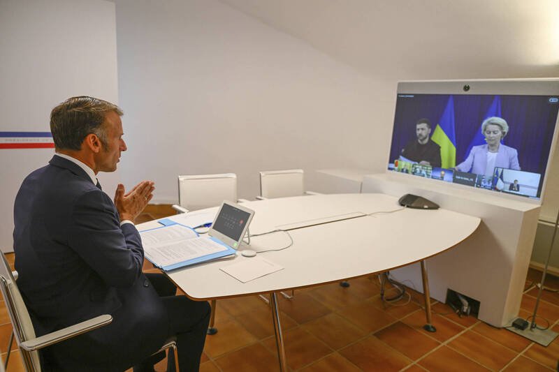 烏克蘭總統澤倫斯基將赴華府與美國總統川普會談,德國總理梅爾茨、法國總統馬克宏、義大利總理梅洛尼、英國首相施凱爾、芬蘭總統史塔布、北約秘書長呂特、歐盟執委會主席范德賴恩今天宣布都將與澤倫斯基同行,圖為澤倫斯基與范德賴恩會面後,與馬克宏視訊會議的畫面。(美聯社) 乌克兰总统泽伦斯基将赴华府与美国总统特朗普会谈,德国总理梅尔茨、法国总统马克龙、意大利总理梅洛尼、英国首相施凯尔、芬兰总统史塔布、北约秘书长吕特、欧盟执委会主席范德赖恩今天宣布都将与泽伦斯基同行,图为泽伦斯基与范德赖恩会面后,与马克龙视讯会议的画面。 (美联社)