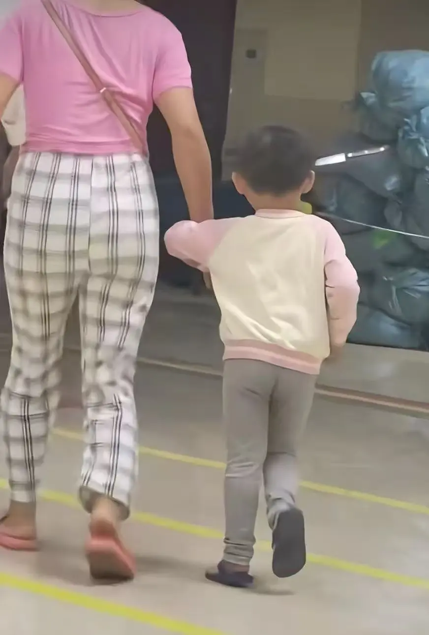 云南3岁女童头上插刀淡定就医事件：警方认定系意外