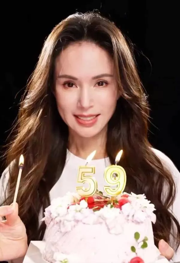 李若彤59岁生日!回应过海关被质疑年龄