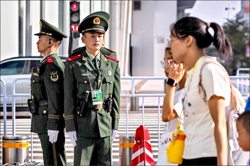 今年是二次世界大战终结80周年,中共9月3日将在北京举办《抗战胜利80周年》大阅兵。 图为中国武警于阅兵彩排前,在北京王府井大街站岗。 (路透) 今年是二次世界大战终结80周年,中共9月3日将在北京举办《抗战胜利80周年》大阅兵。 图为中国武警于阅兵彩排前,在北京王府井大街站岗。 (路透)