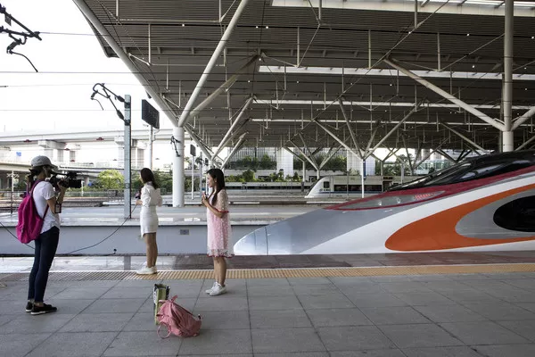 高铁禁吃方便面 乘客吐槽：先禁月台吸烟吧