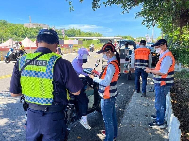 屏县警方8月20日起针对全县事故高风险路口，加强闯红灯及未戴安全帽违规取缔。（图由屏东县政府警察局提供）