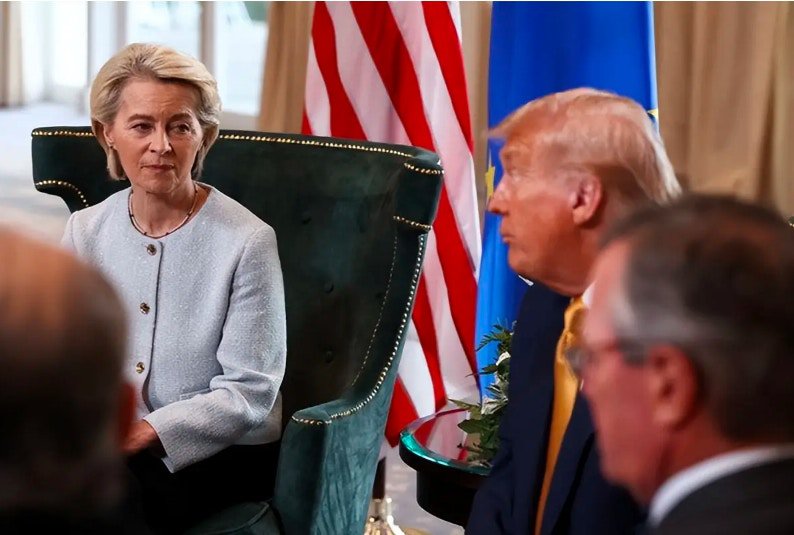 當地時間7月27日,歐盟委員會主席馮德萊恩(Ursula von der Leyen)剛剛結束對中國訪問,就與美國總統特朗普舉行了會晤,僅僅1小時後,歐盟就接受了一份相當屈辱的協議,馮德萊恩把手中的籌碼全部毀掉了。