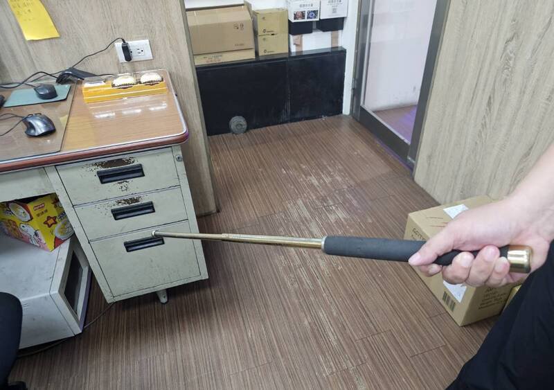 东协广场保全亮警棍劝阻。（民众提供）