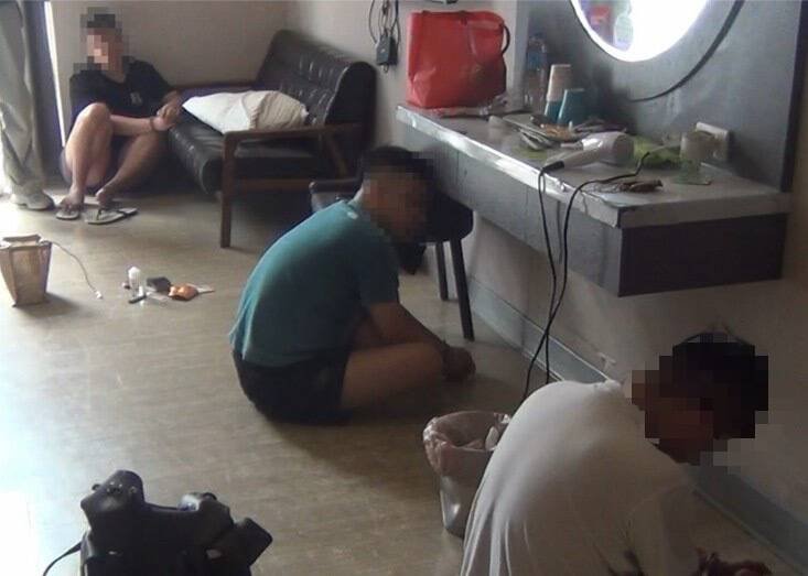 警方在汽车旅馆逮捕租赁公司员工。（记者徐圣伦翻摄）