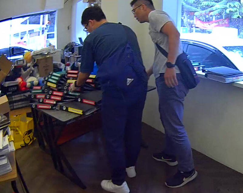 警方于夏姓夫妻的租赁公司内搜索。（记者徐圣伦翻摄）