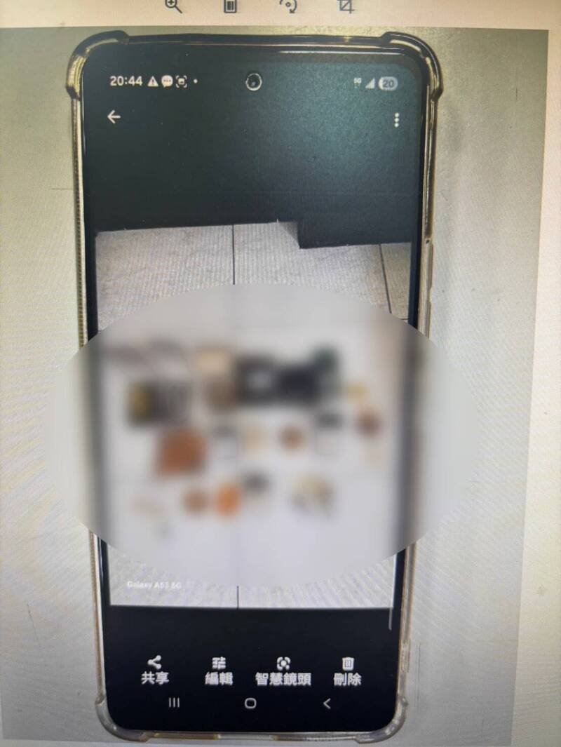 自称吴柏宽的假警察，要黄姓女子摆拍家中约值百万元的黄金。（民众提供）