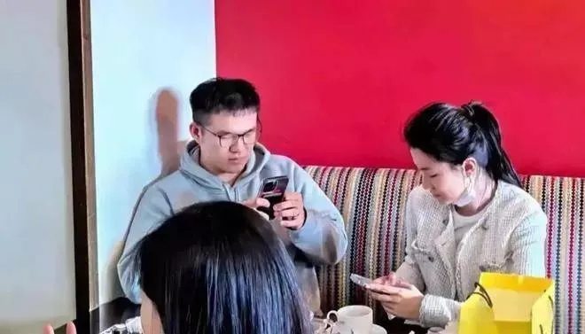 31岁乔欣和老公美国度假,当富太太后越来越美