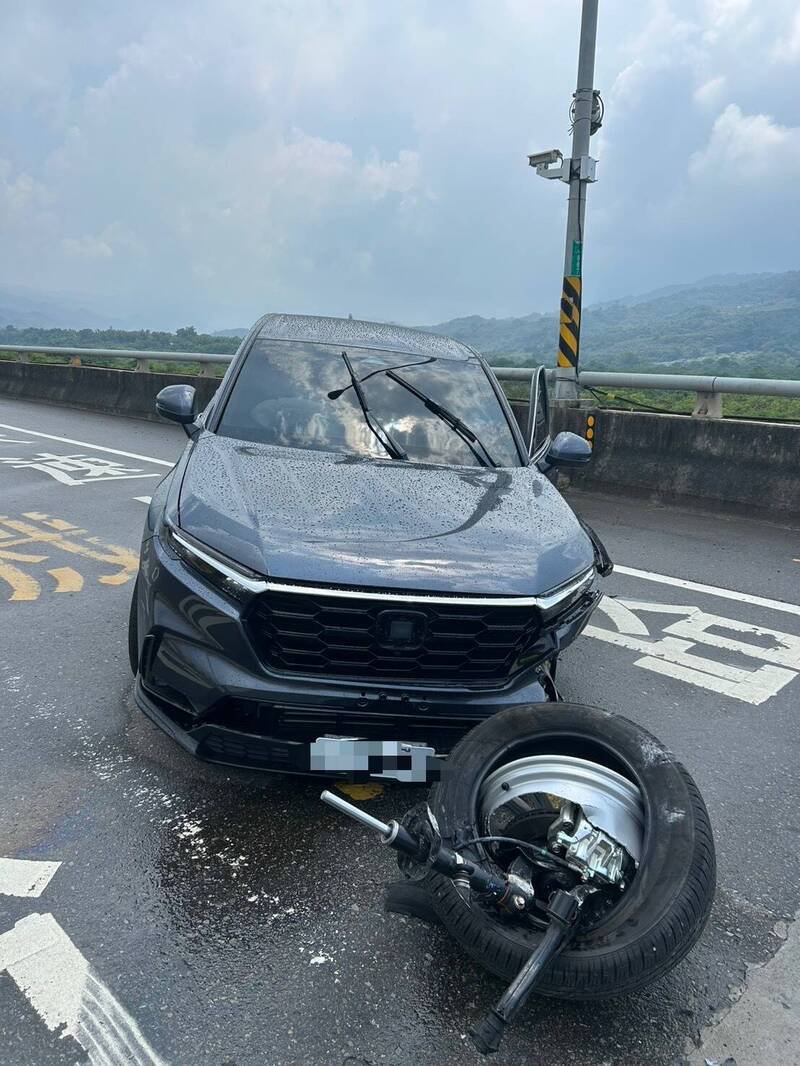 休旅车自撞分隔岛，前轮撞飞。（警方提供）