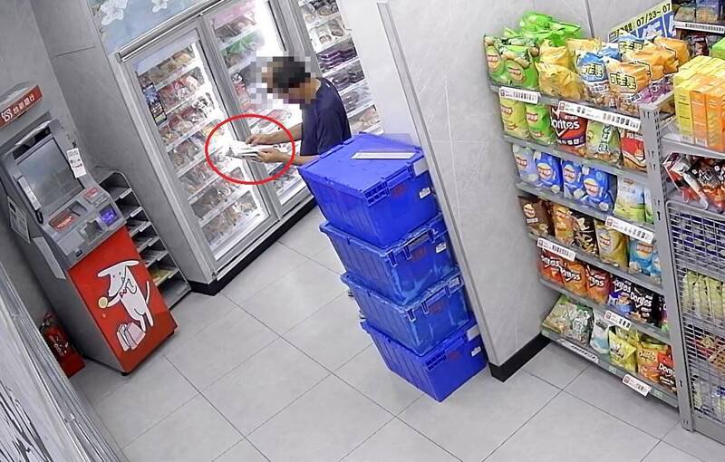 吴男到超商偷杂志，辩称是关心选情。（警方提供）