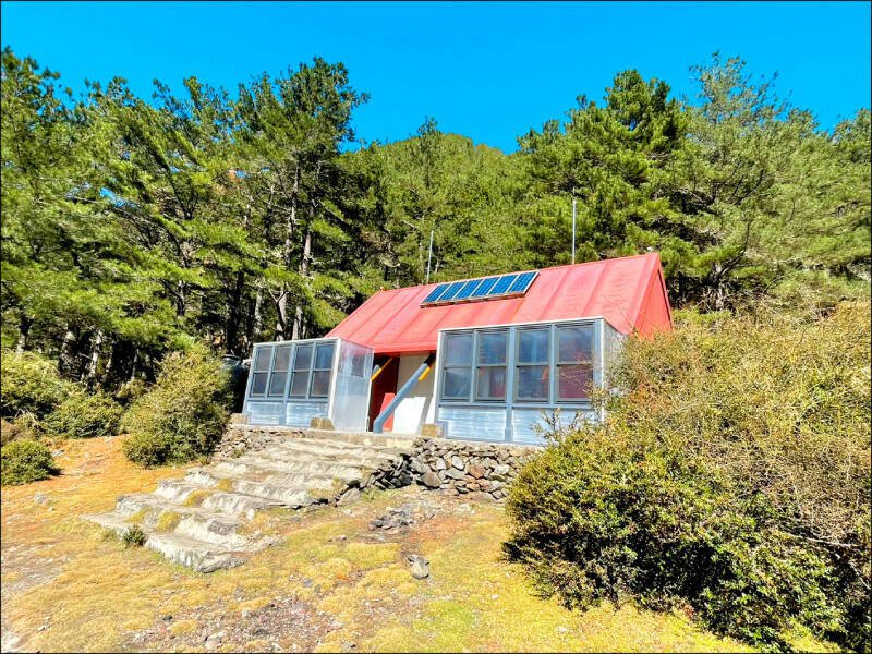 中央山脉南三段16日发生2死山难，山友建议盖紧急避难山屋。此为玉山园区南二段的塔芬谷山屋。（玉管处提供）