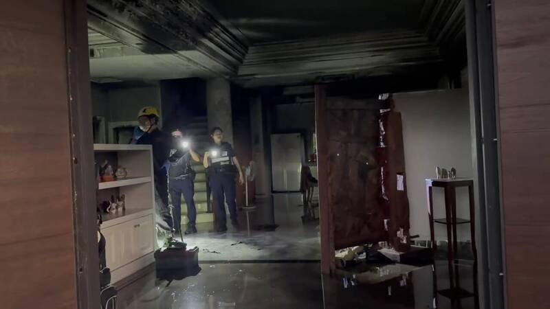 宜县消防人员勘验火场采集的迹证，今天送往消防署鉴定。（图由民众提供）