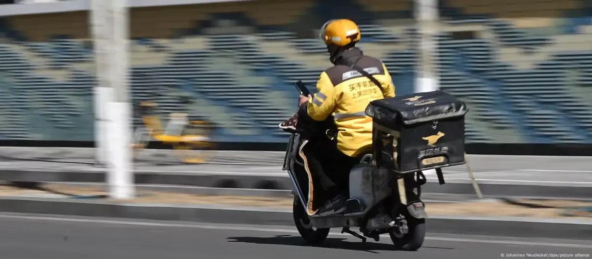 深圳现大群脖挂二维码的“小孩哥姐”抢单引热议