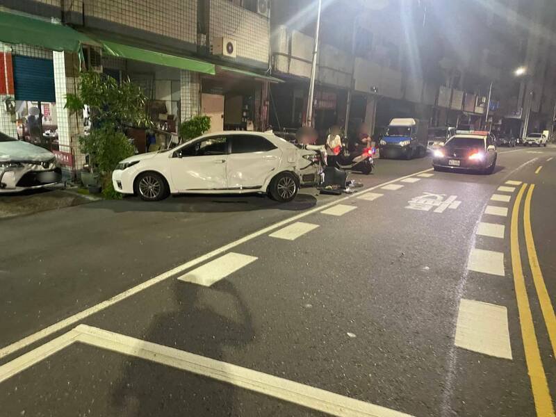 蔡男酒后开车冲撞骑楼轿车后落跑。（民众提供）