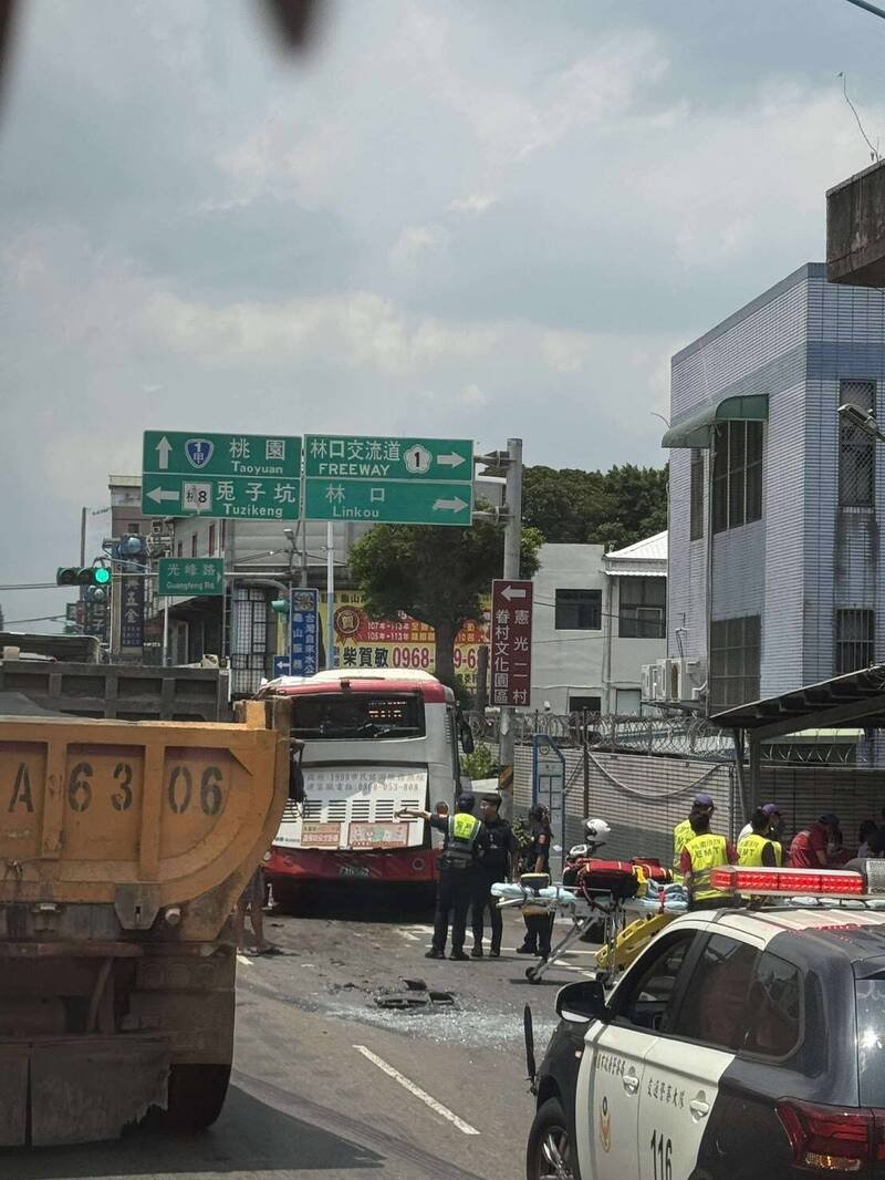 桃园市龟山区发生大货车冲撞客运车车祸。（桃园市议员陈雅伦提供）