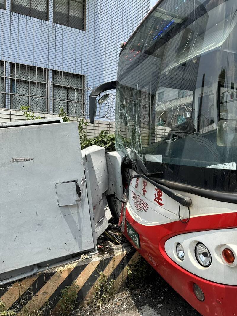 桃园市龟山区发生大货车冲撞客运车车祸。（桃园市议员陈雅伦提供）