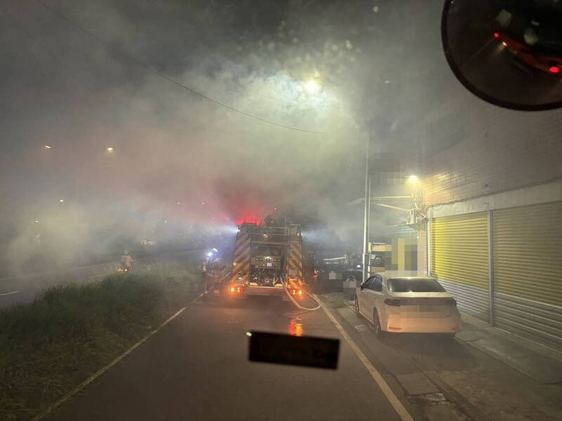 消防人员布水线扑灭火势。（民众提供）