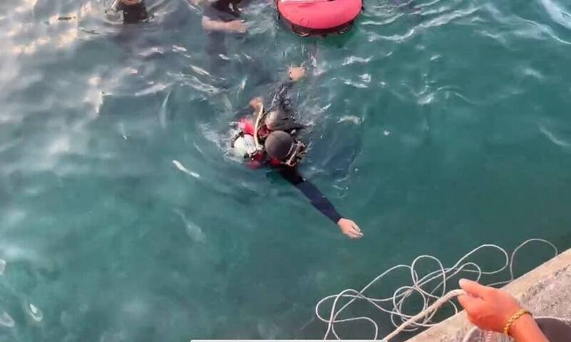 香港游客骑机车在绿岛落海，海巡救援。（记者黄明堂翻摄）