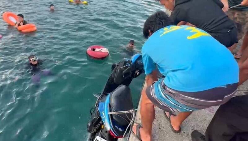 香港游客骑机车在绿岛落海，海巡救援。（记者黄明堂翻摄）
