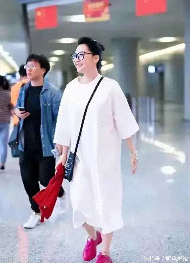 56岁许晴现身机场 身材严重走样肥胖 网友疑好事将近?