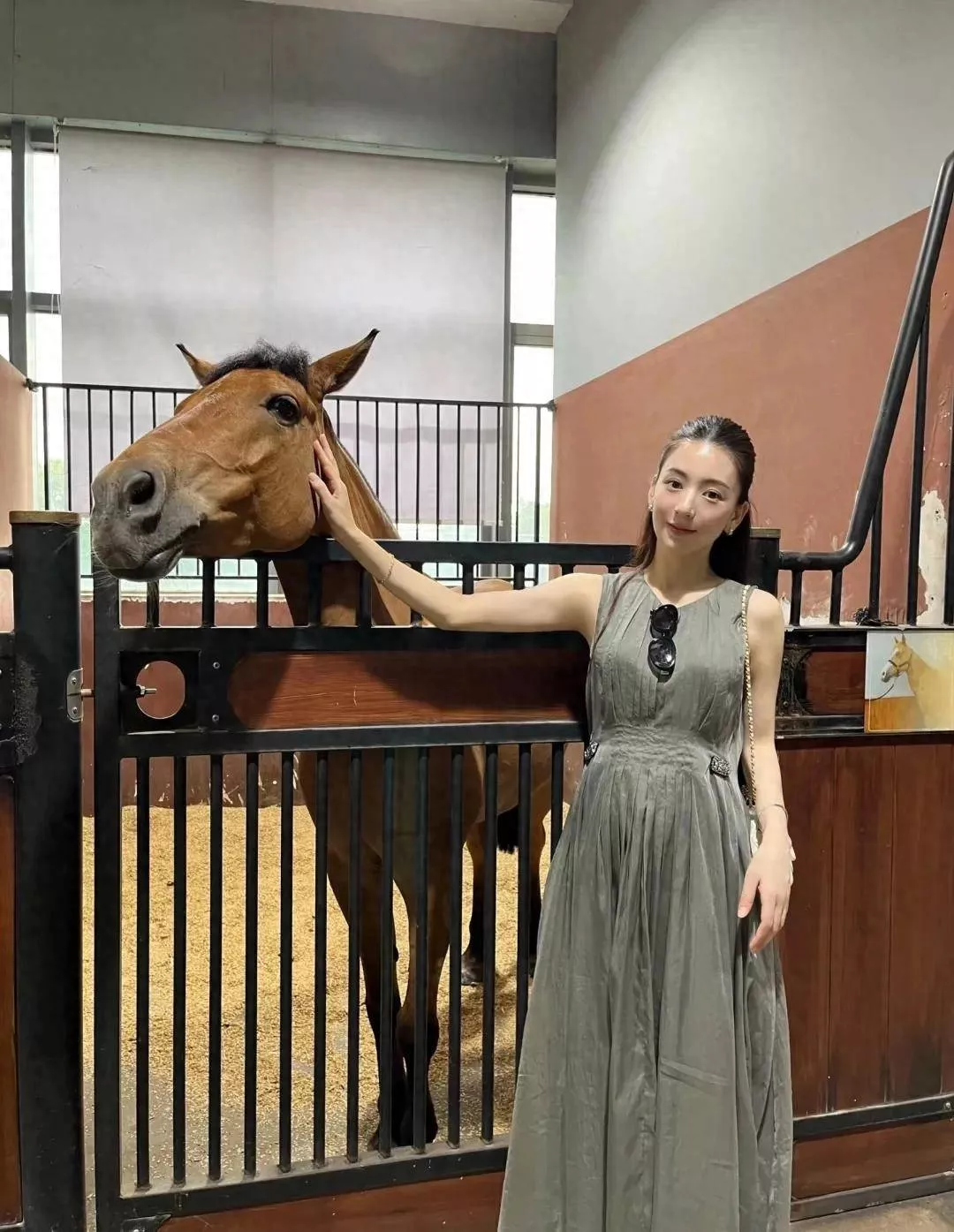 方媛晒孕期美照,怀三胎还穿高跟拖鞋优雅依旧