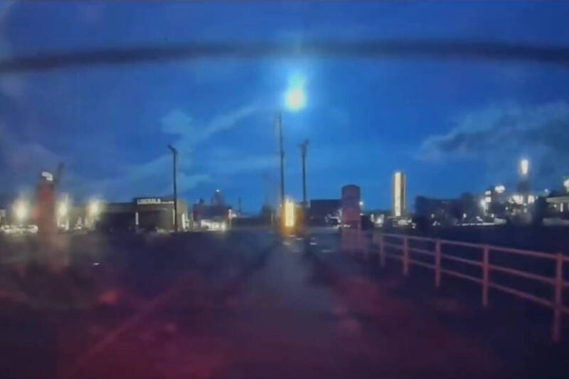 鹿儿岛居民的行车纪录器拍下巨大火球掉落瞬间。（撷取自@kuExB9lmhR23vJ6/X）