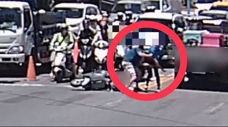 花莲吉安乡建国路与自强路口昨遇到街头感情纠纷冲突，两个男人无视小孩就直接在路口大打出手遭警方法办。（警方提供）