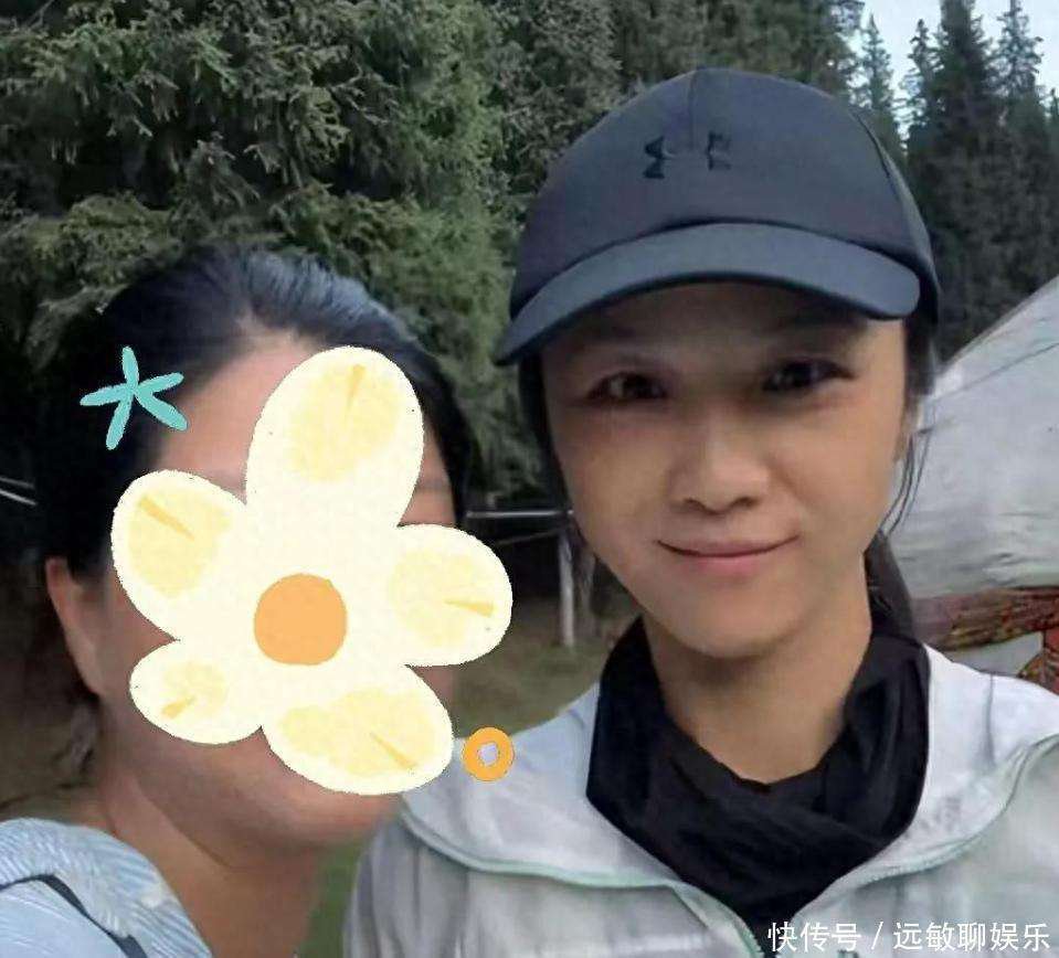 汤唯一家三口新疆旅游 素颜照曝光不及路人 55岁老公老了不少