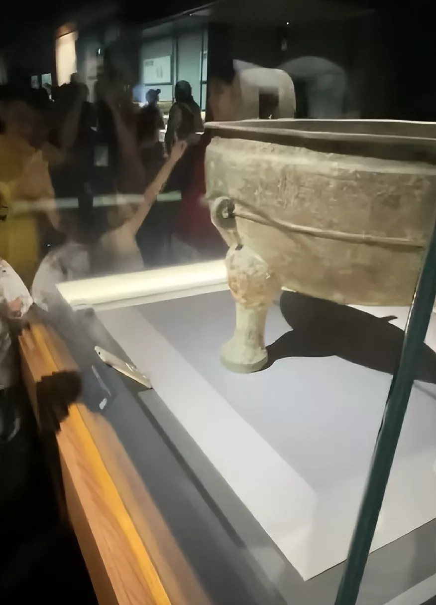 春秋青铜器展柜内,有一部手机?