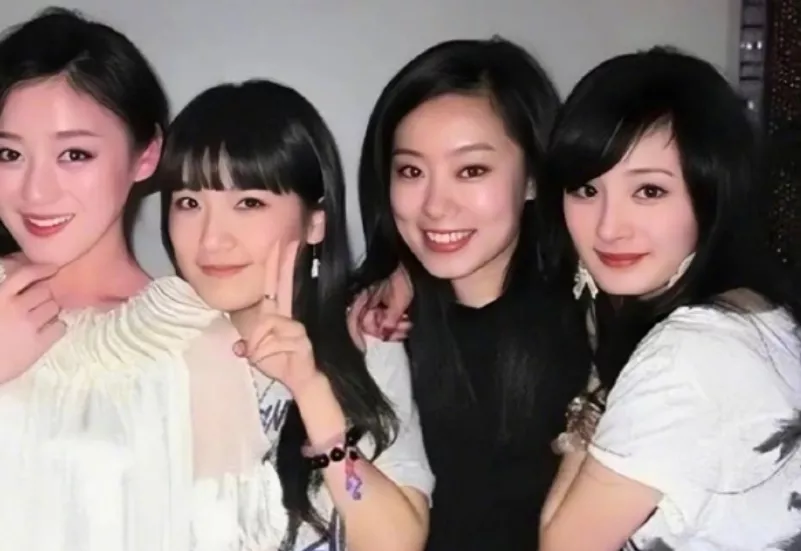 杨幂宿舍四人组曝光!二十年神仙友谊藏不住