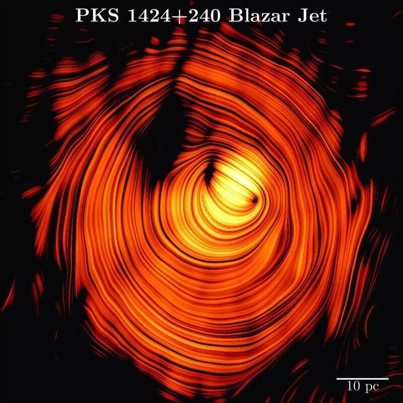 耀变体PKS 1424+240的喷流影像，因其外观而被暱称为「索伦之眼」。图中橘色线条描绘出一个近乎完美的环形磁场，正是此结构将粒子加速至极端能量，解开了该耀变体高能中微子起源的长期谜团。（图撷取自Y.Y. Kovalev et al.）