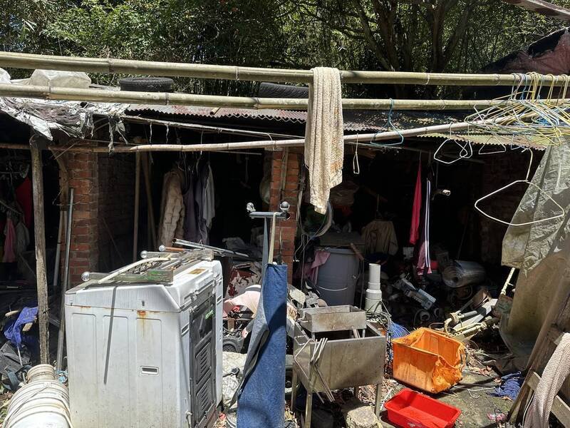 简男三合院住家付之一炬，大溪区公所现暂安排简男一家人住在旅馆。（林信宏提供）