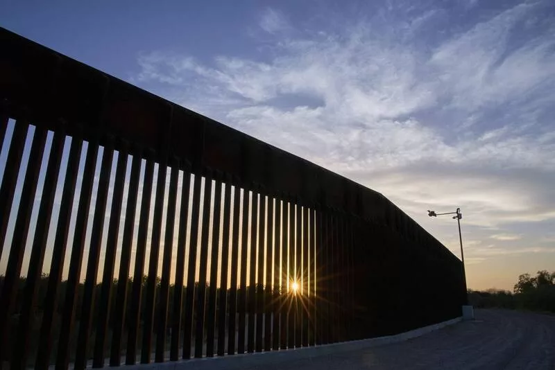 国土安全部长出奇招:下令边境围牆全涂成黑色