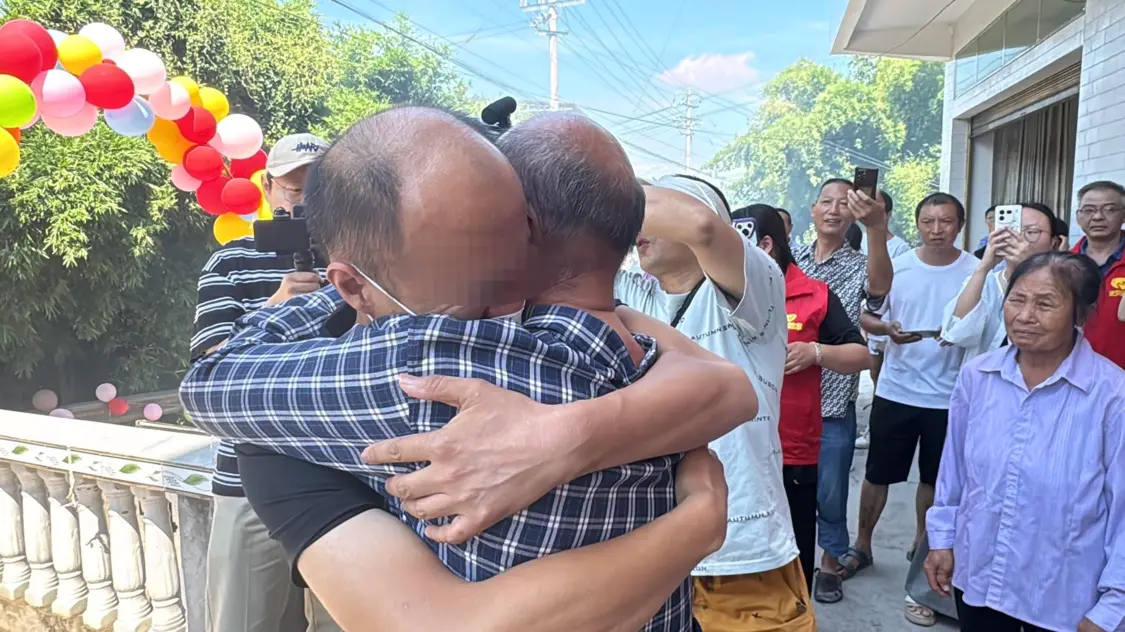 ▲父子抱头痛哭