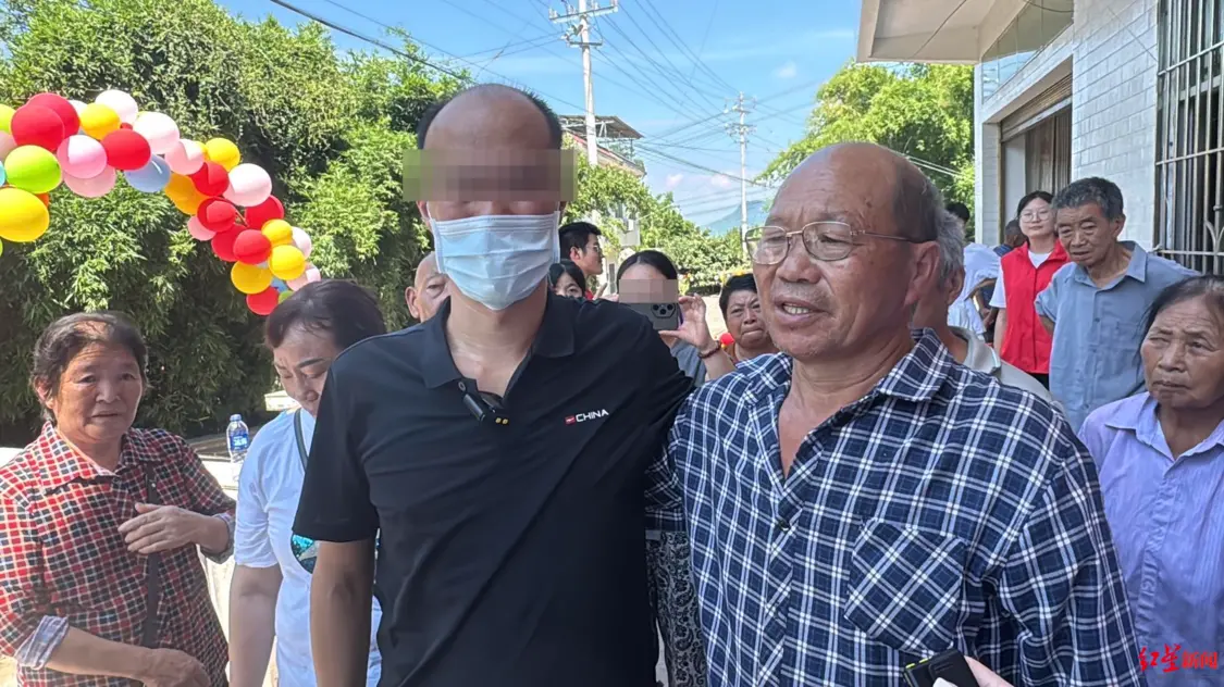 ▲36年后父子团聚